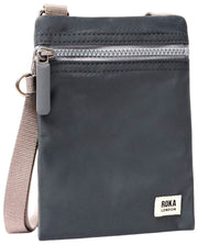 Roka Chelsea XS Torba na ramię z nylonu pochodzącego z recyklingu - Beluga Grey