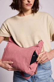 Torba na ramię Hindbag Emile z wieloma kieszeniami - różowy