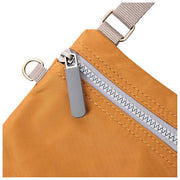 Roka Chelsea XS Torba na ramię z nylonu z recyklingu - Biscuit Brown