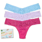 3 pary stringów Hanky Panky Signature Lace Low Rise Matchbox - Częściowo pochmurny błękit/Chłodna lawenda/koral