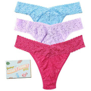 3 pary stringów Hanky Panky Signature Lace Original Rise Matchbox - Częściowo pochmurny błękit/Chłodna lawenda/koral