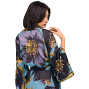 Długa suknia kimono w kolorze pudrowego ciemiernika – niebieska