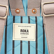 Roka Canfield B Mały plecak z płótna pochodzącego z recyklingu - niebieskie paski